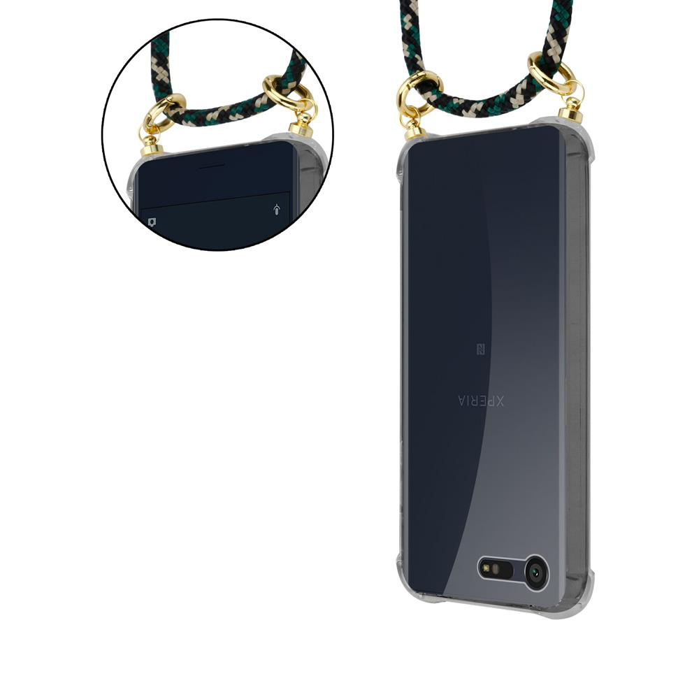Se muestra un smartphone con funda transparente y cordón.