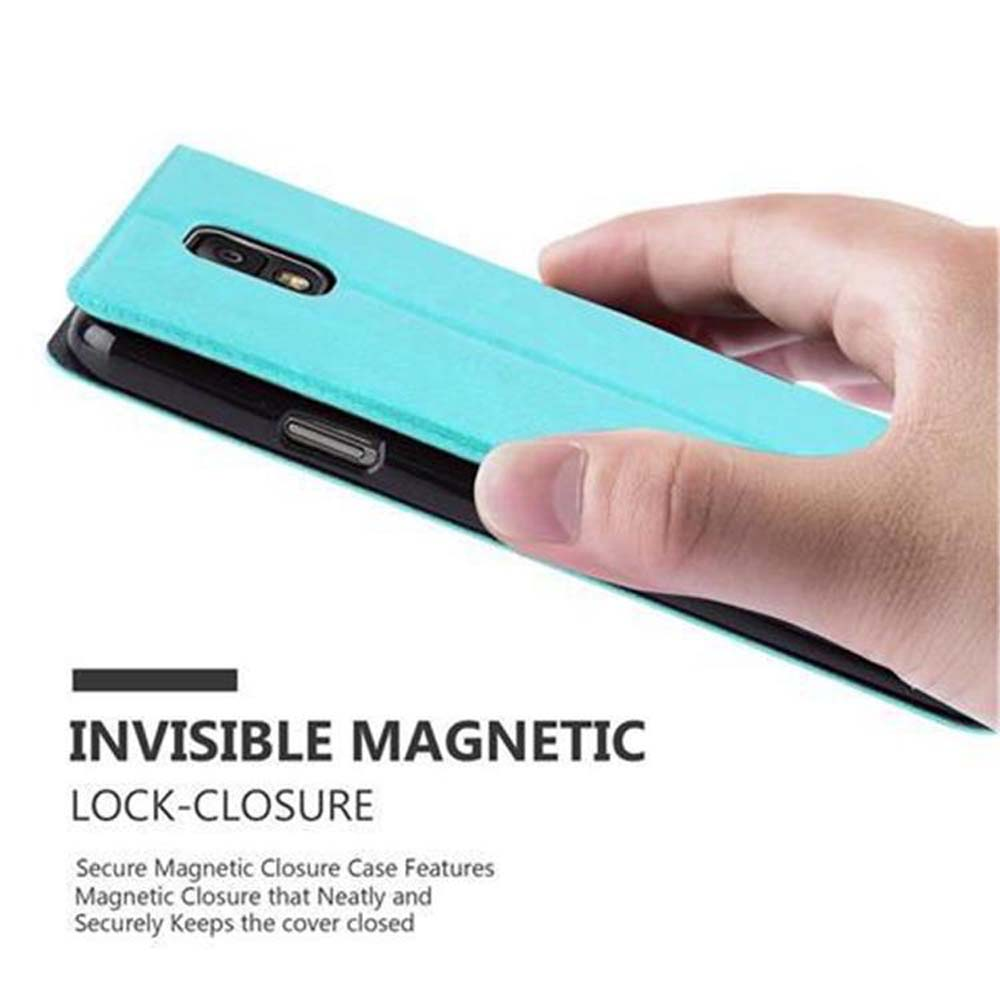 Mano sosteniendo una funda de teléfono turquesa con cierre magnético.