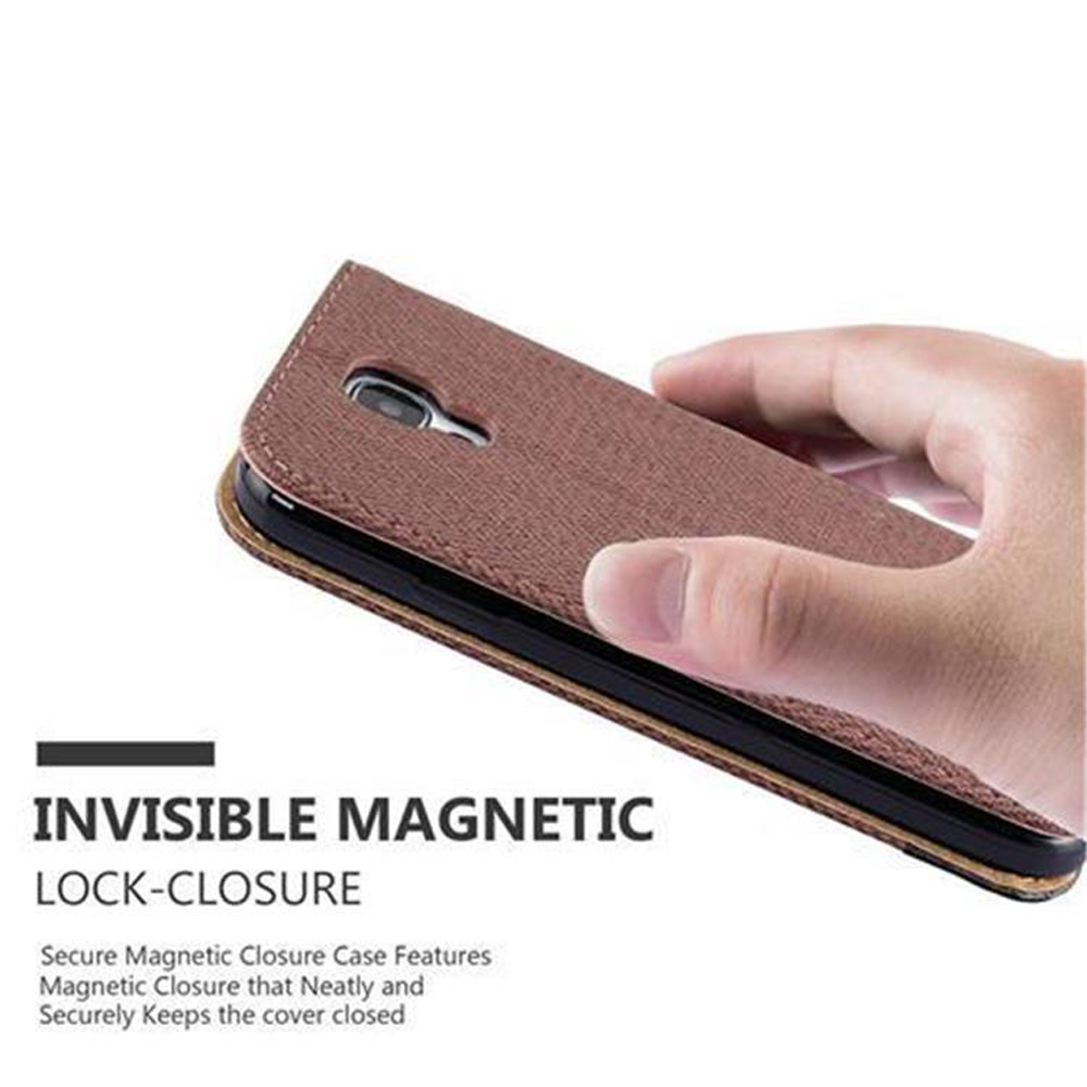 Braune Handyhülle mit magnetischem Verschluss wird von einer Hand gehalten.