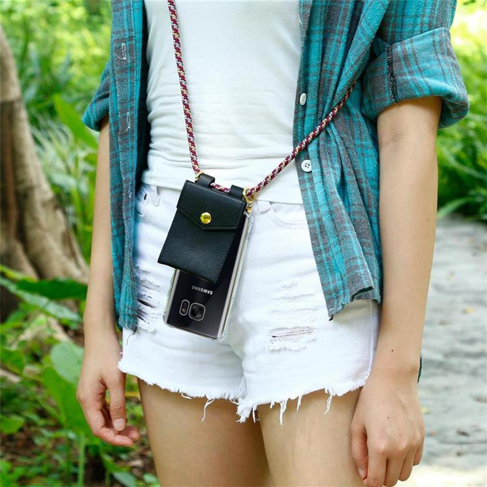 Persona con custodia per telefono al collo, shorts bianchi strappati, camicia a quadri.