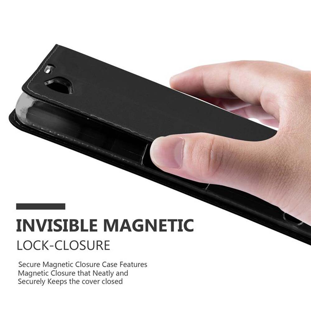 Schwarze Handyhülle mit magnetischem Verschluss, die von einer Hand gehalten wird.