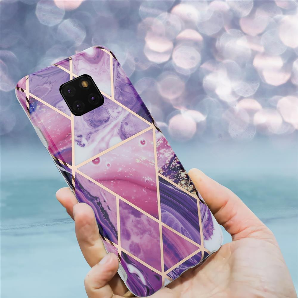 Una mano tiene uno smartphone con motivo marmorizzato viola e linee geometriche dorate.