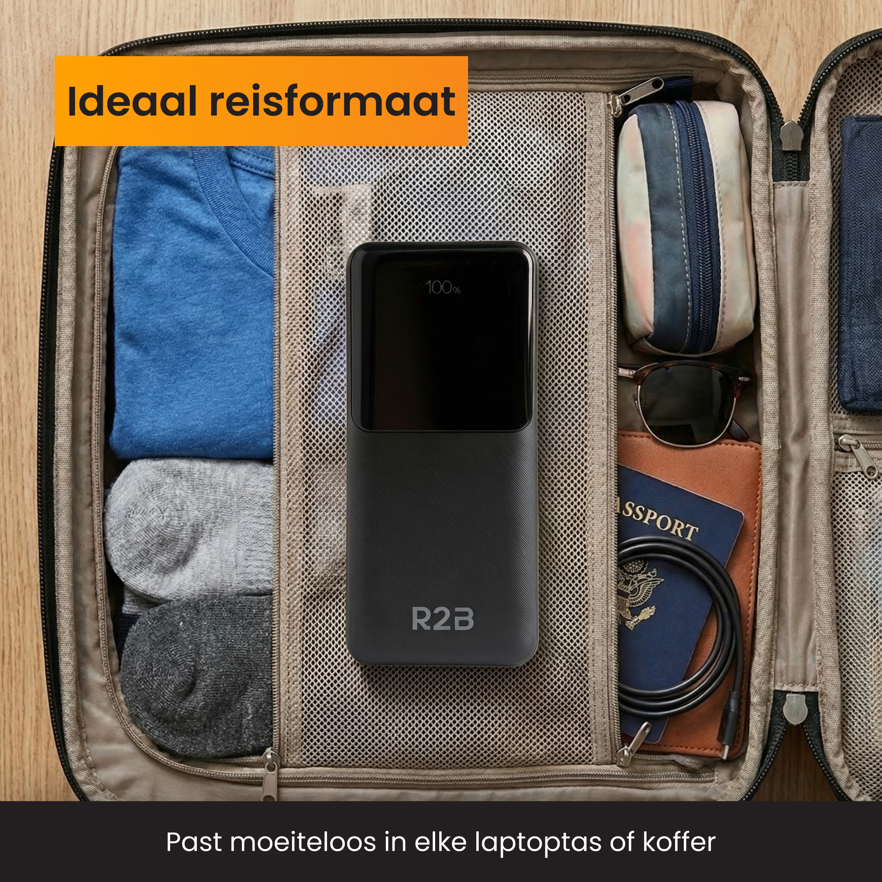 Schwarzer Powerbank mit 100 % Anzeige in einem Koffer mit Kleidung und Reisepass.