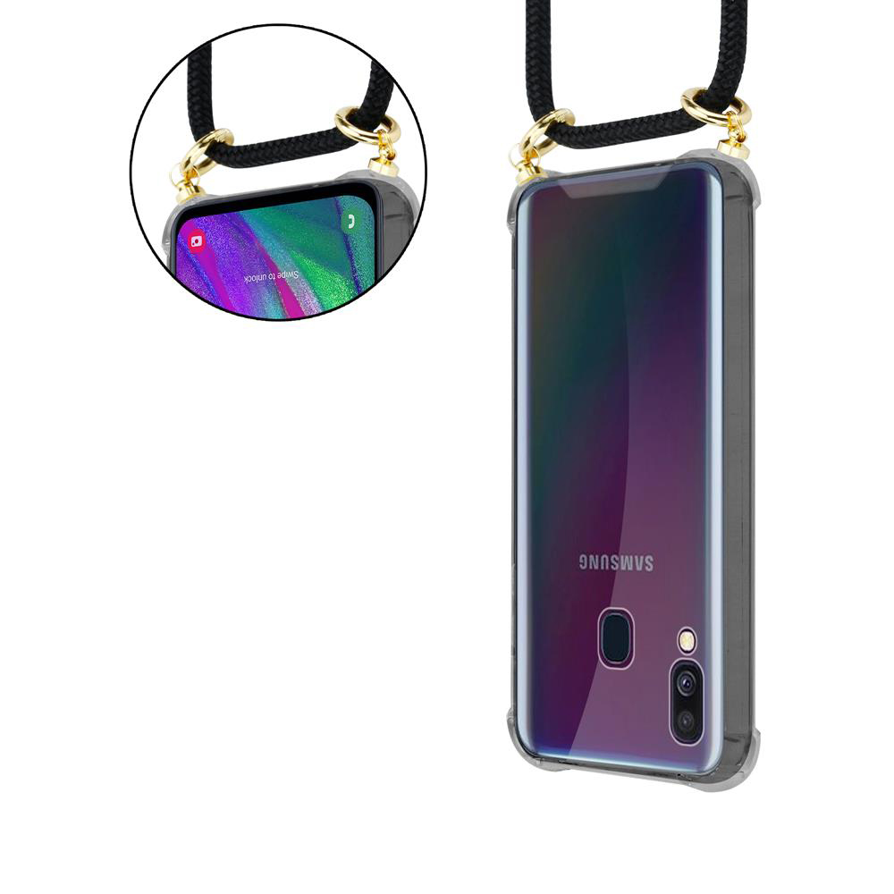 Un Samsung in custodia trasparente con laccetto nero.