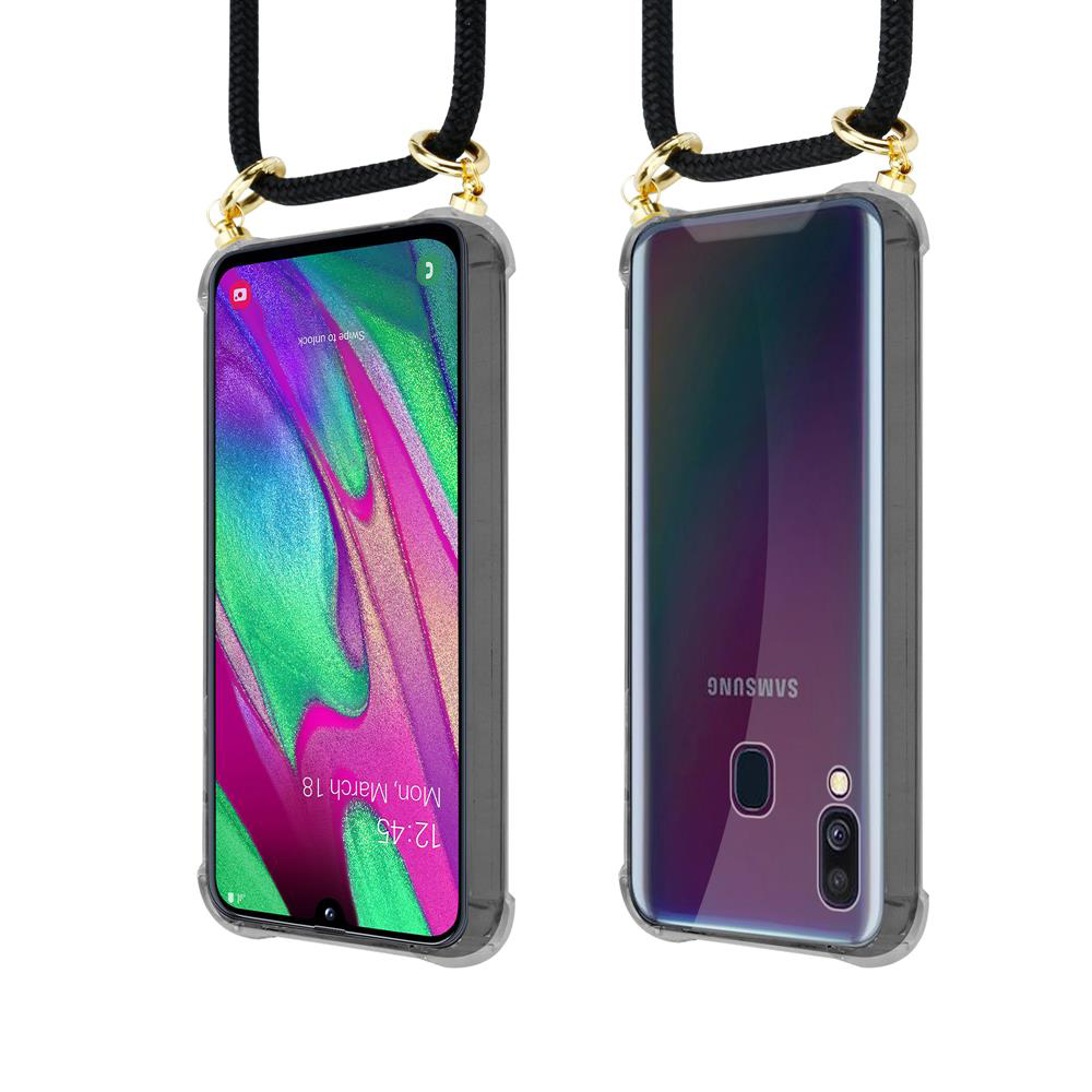 Due smartphone Samsung in custodie trasparenti con laccetto, uno mostra la schermata di blocco.