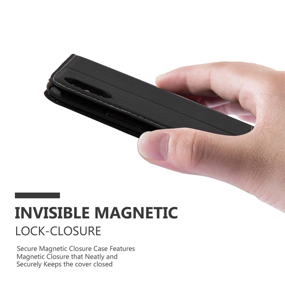 Hand hält schwarzes Handyhülle mit magnetischem Verschluss.