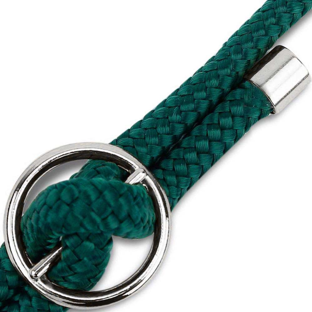 Un cordino verde intrecciato con accenti metallici argentati e un anello.