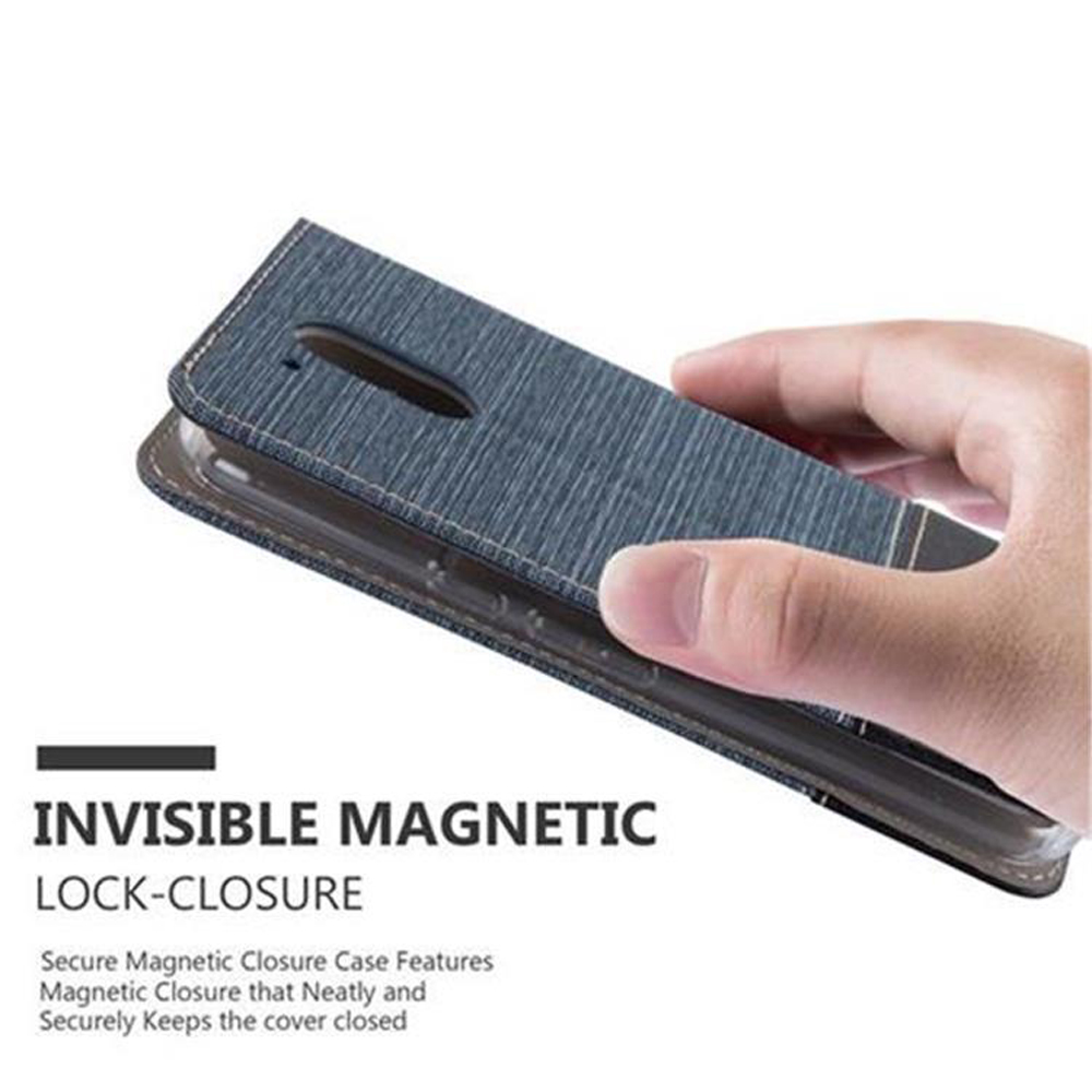 Una mano tiene una custodia per telefono in denim blu con chiusura magnetica.