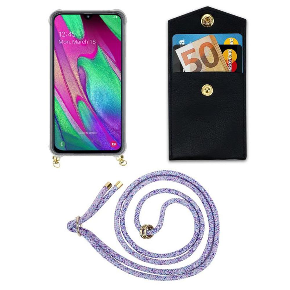 Custodia nera con soldi e carte, smartphone e cordino su sfondo bianco.