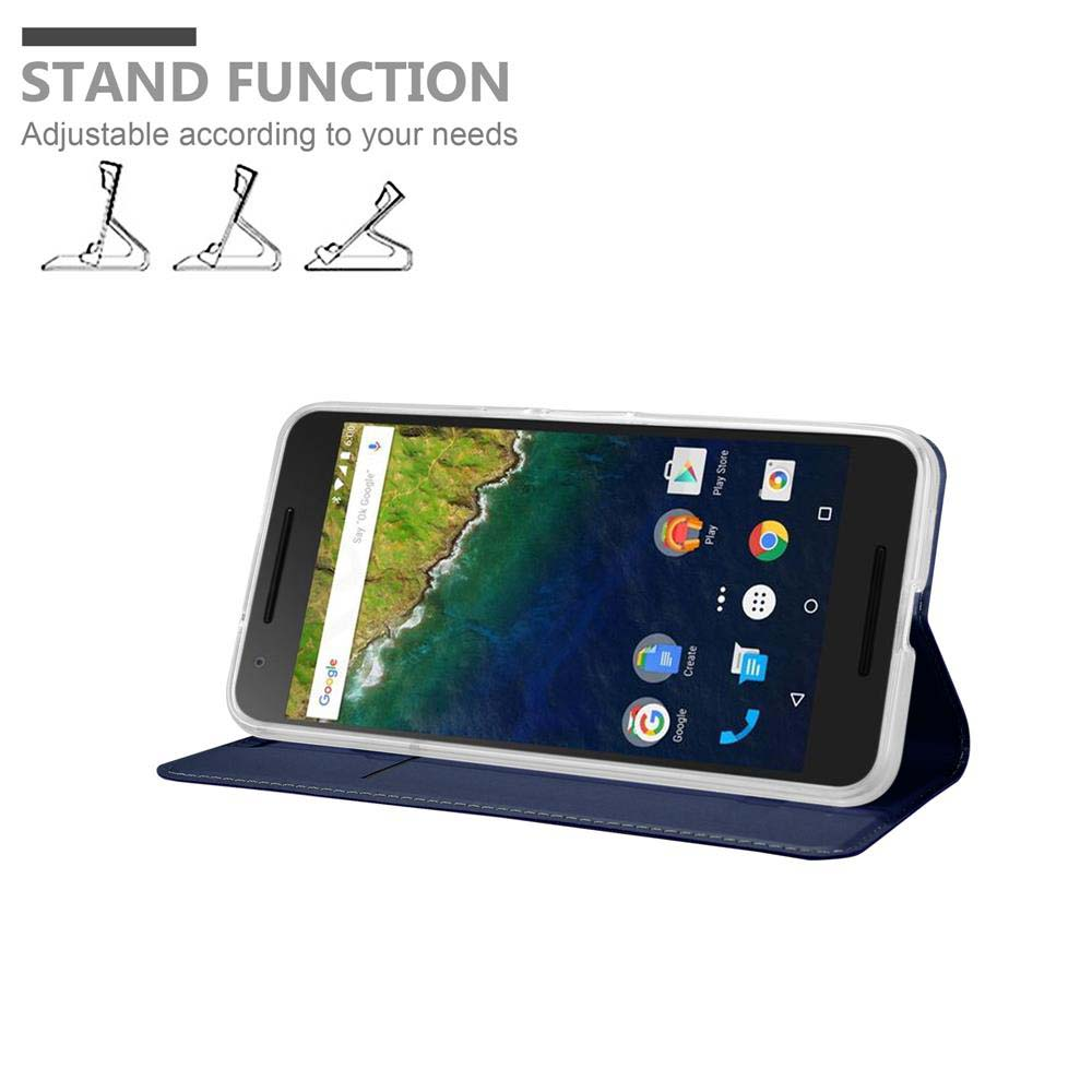 Una custodia blu scuro è aperta, mostrando uno smartphone con uno sfondo paesaggistico.