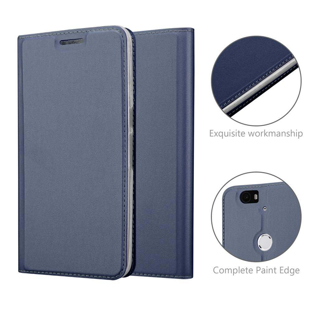 Una custodia blu per telefono con cuciture e ritagli per fotocamera e sensore.