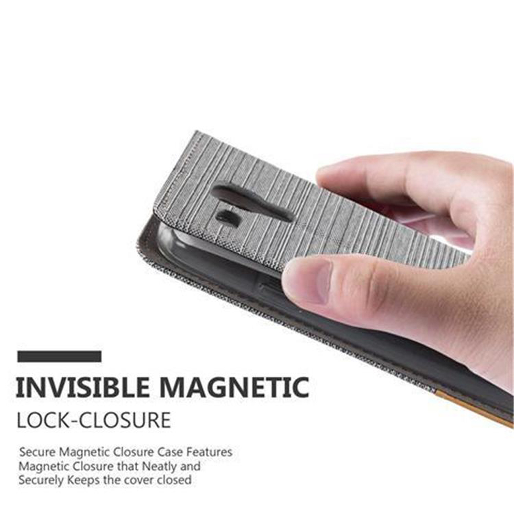 Hand hält graues Handyhülle mit Magnetverschluss. Nahaufnahme.
