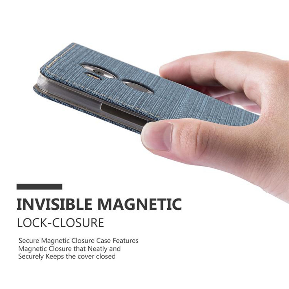 Eine Hand hält eine blaue Handyhülle mit magnetischem Verschluss.