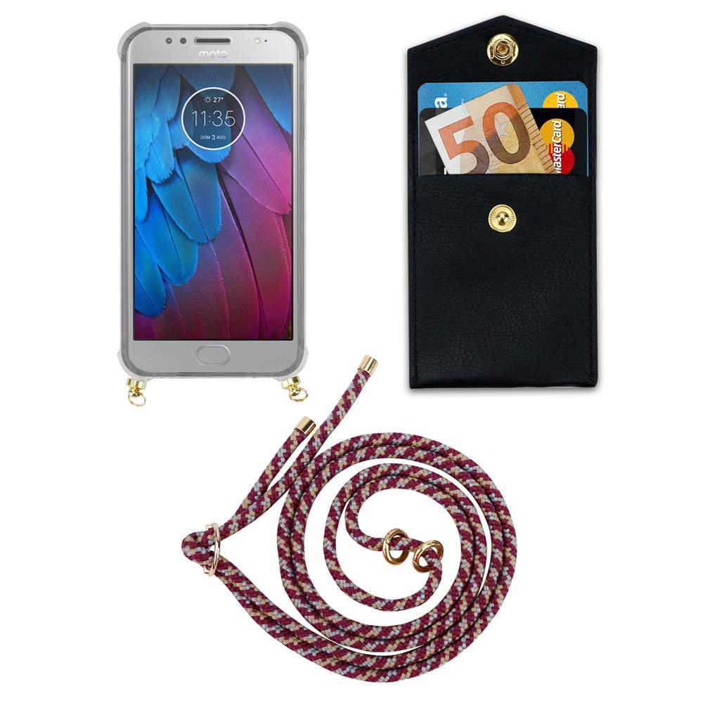 Uno smartphone in custodia trasparente, un portafoglio nero con soldi e carte, e un cinturino.