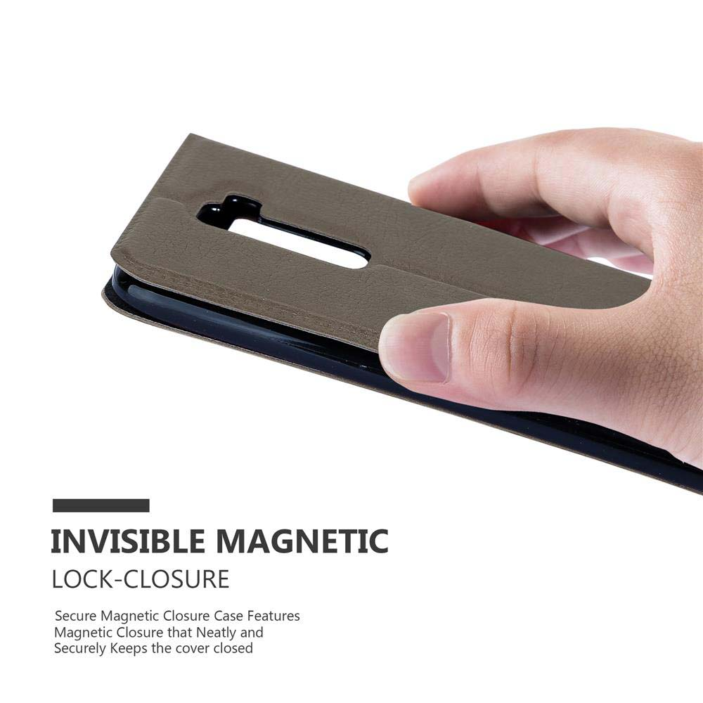 Mano sosteniendo una funda de teléfono marrón con cierre magnético.