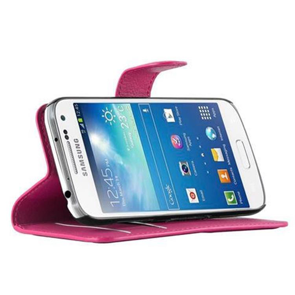 Una custodia a libro rosa tiene uno smartphone Samsung bianco con sfondo blu.