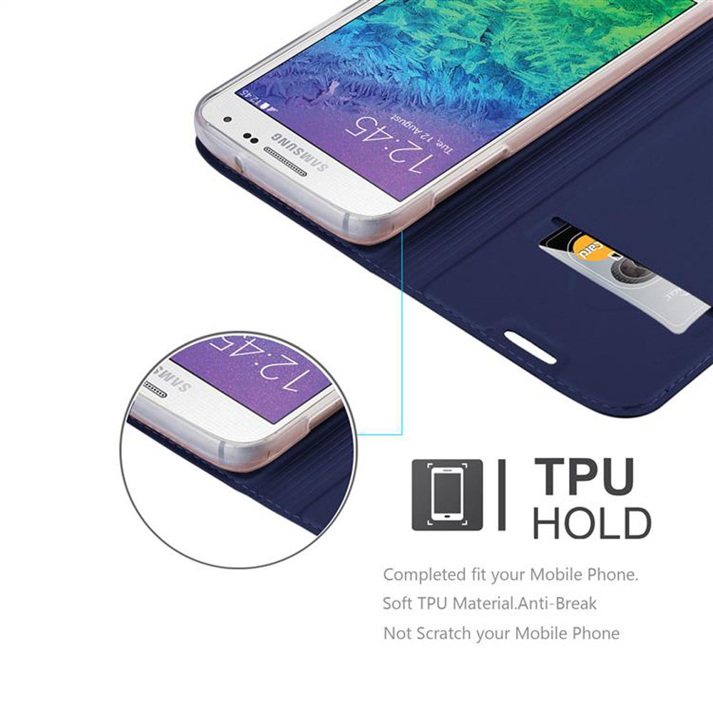 Uno smartphone Samsung in una custodia blu scuro con porta carte.