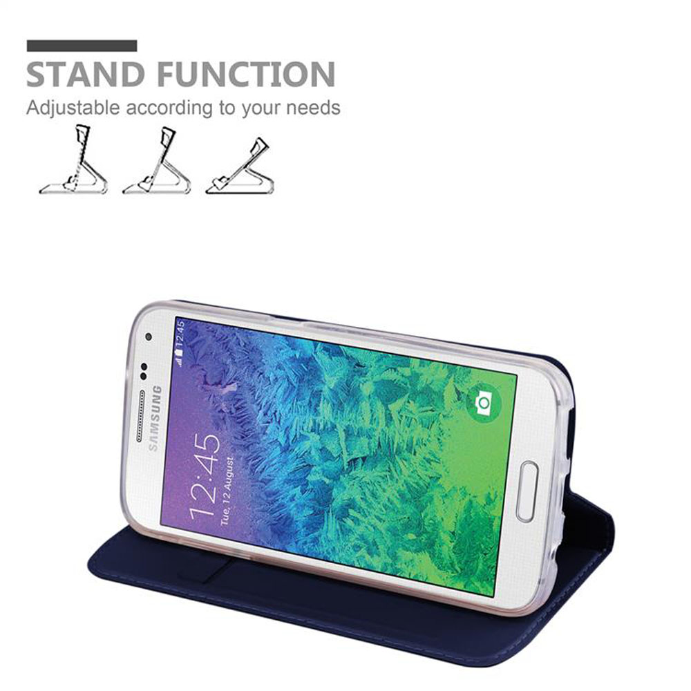 Un telefono Samsung in un supporto blu che mostra tre angolazioni.