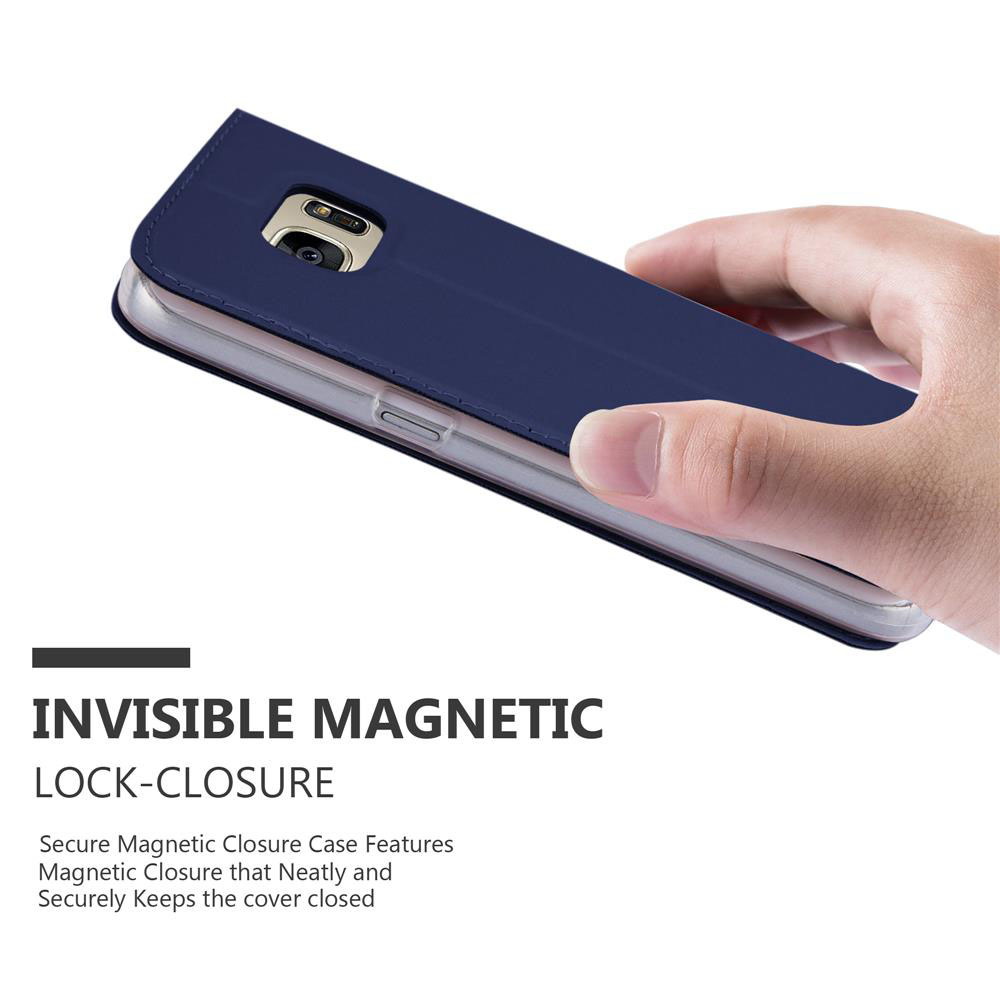 Custodia blu scuro con chiusura magnetica tenuta da una mano.