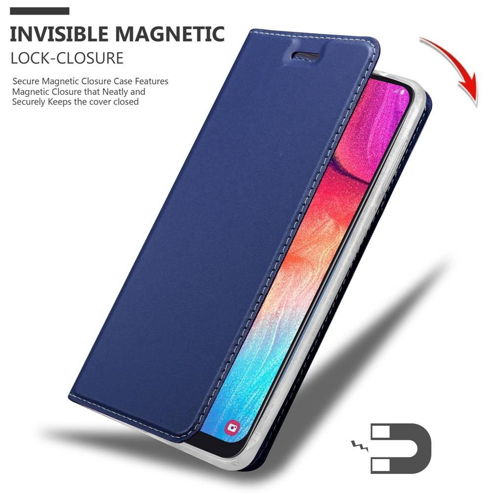 Custodia magnetica blu a flip per telefono che mostra lo schermo. Il testo evidenzia la chiusura magnetica.