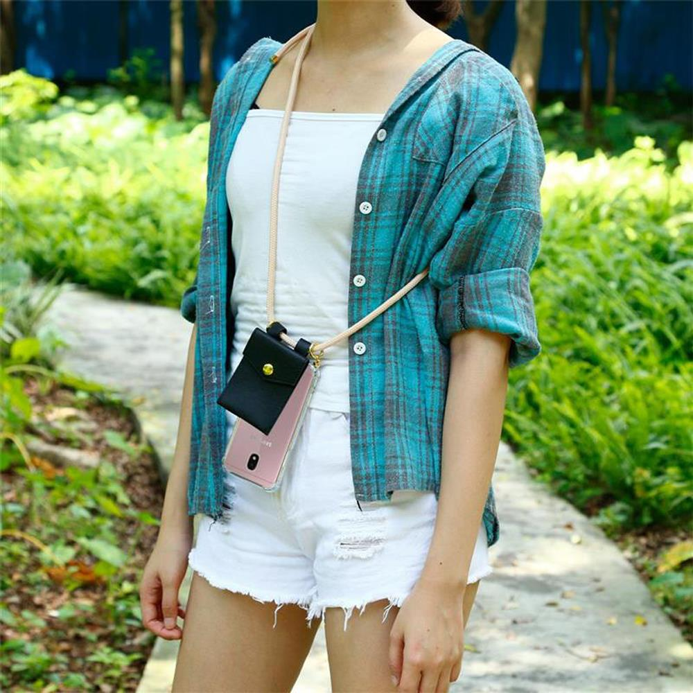 Donna con borsetta porta cellulare al collo, camicia a quadri blu, pantaloncini.