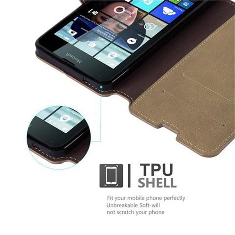 Custodia in pelle marrone con smartphone aperto, che mostra "Microsoft" sullo schermo.