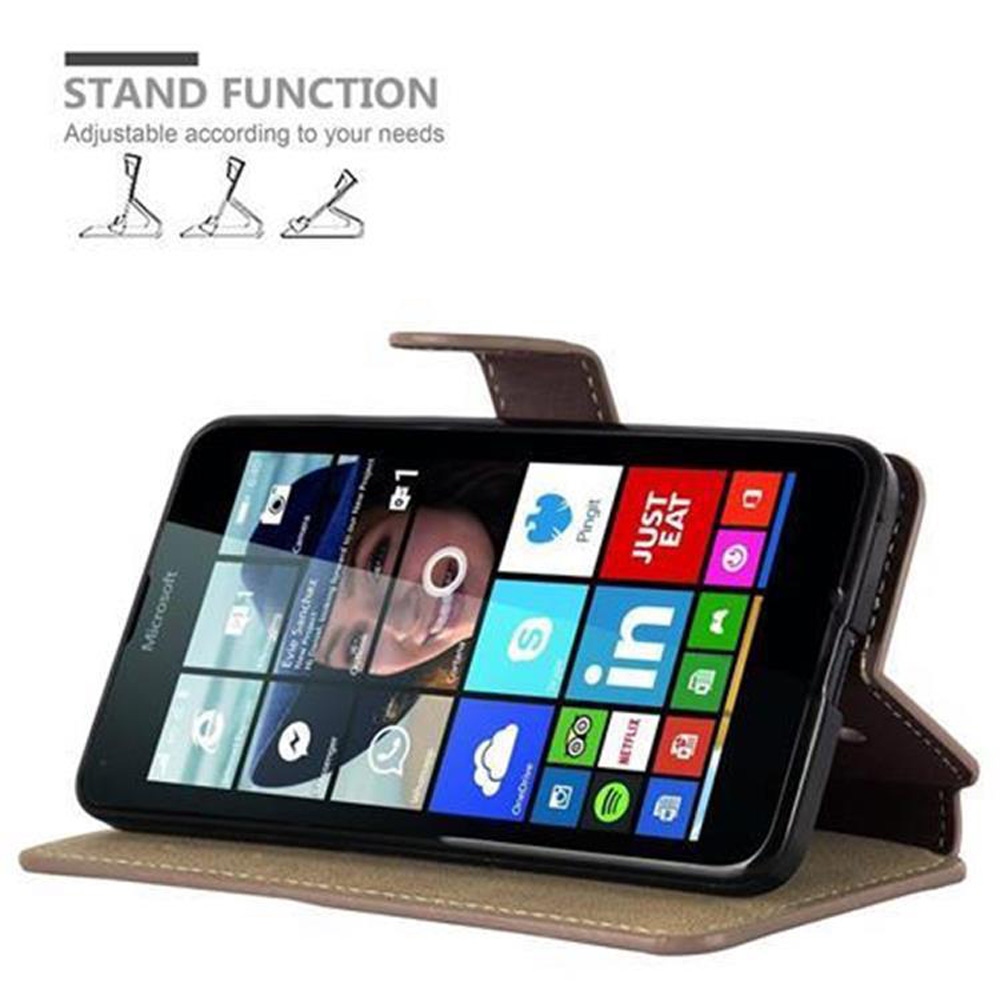 Una custodia intrecciata marrone per smartphone con supporto integrato, impostata sulla sua funzione di supporto.