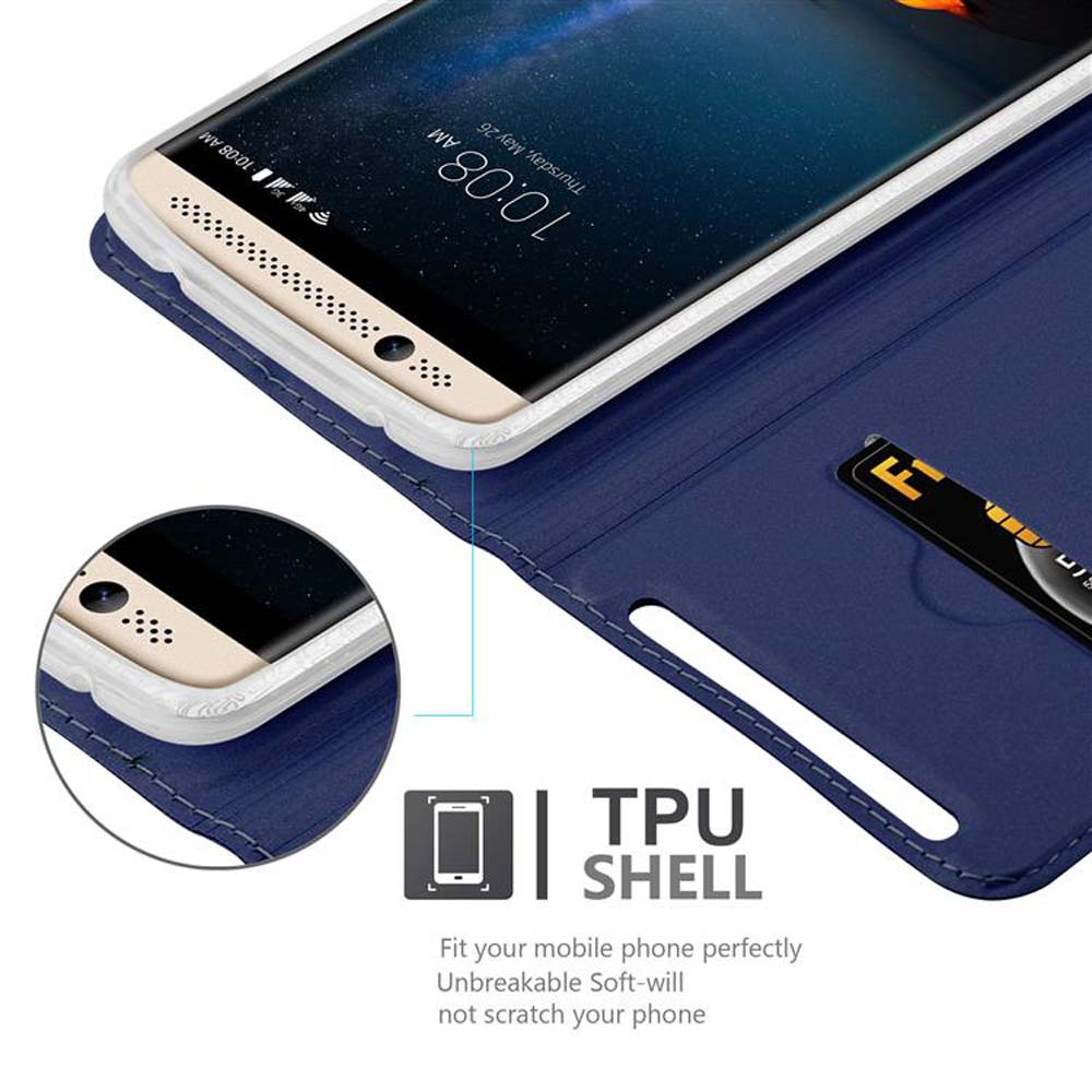 Uno smartphone in una custodia protettiva blu con una carta di credito.