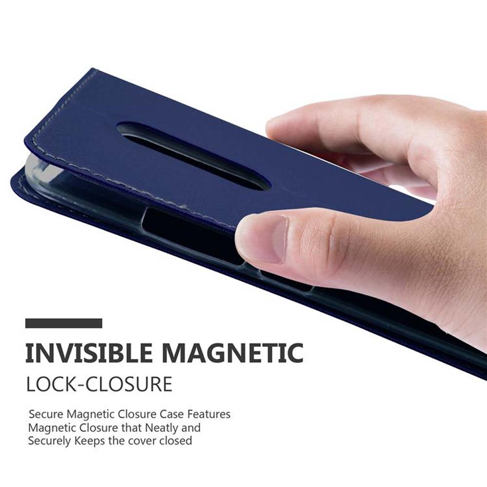 Una mano chiude una custodia blu scuro per telefono con chiusura magnetica.