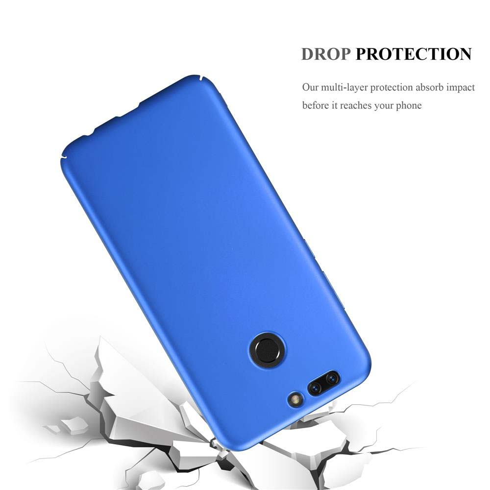 Una custodia blu per telefono cade su un terreno incrinato, mostrando protezione anticaduta.