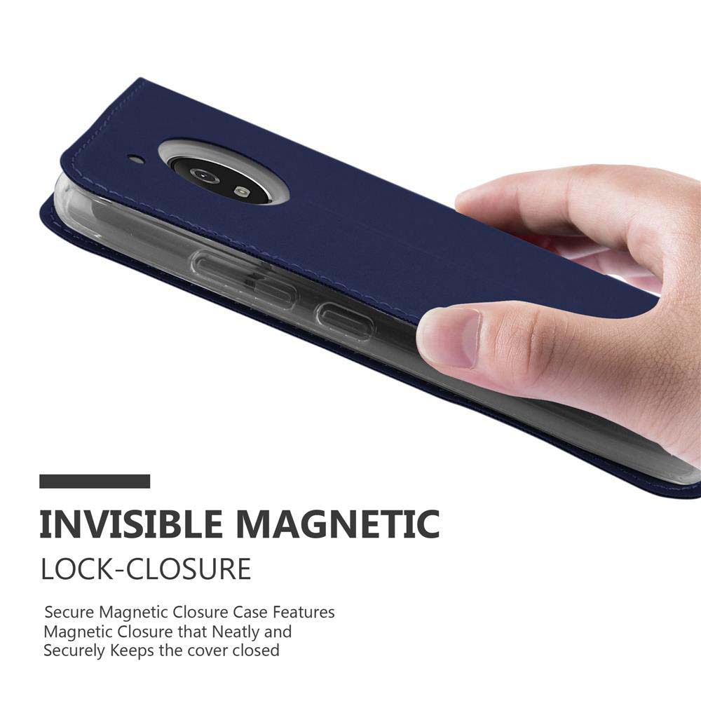 Custodia blu scuro a libro tenuta da una mano, che mostra la chiusura magnetica.