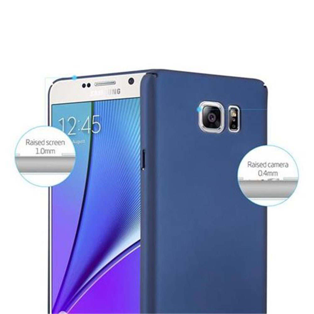 Ein blaues Handycase schützt ein Smartphone mit einer Uhrzeit von 12:45.