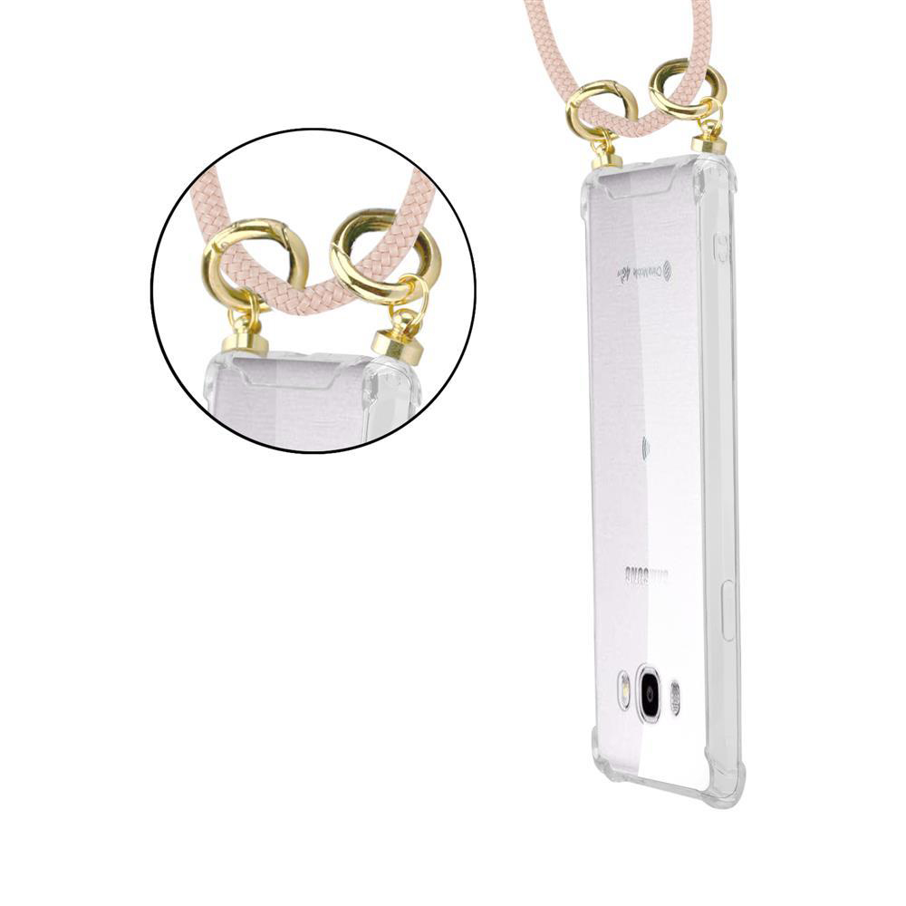 Custodia trasparente per telefono con cordino rosa e hardware dorato, primo piano.