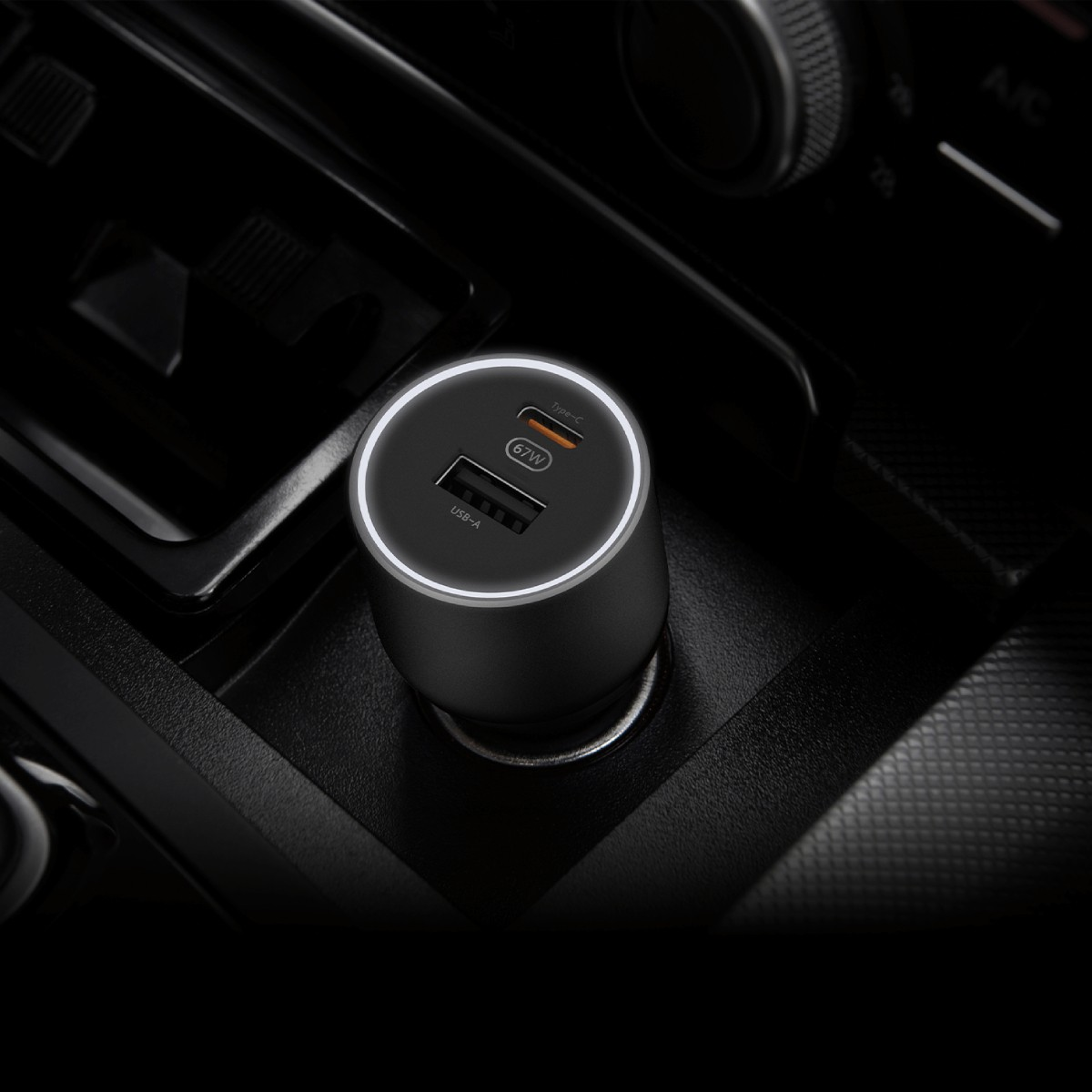 Czarna samochodowa ładowarka USB z jednym portem USB-C i jednym USB-A.