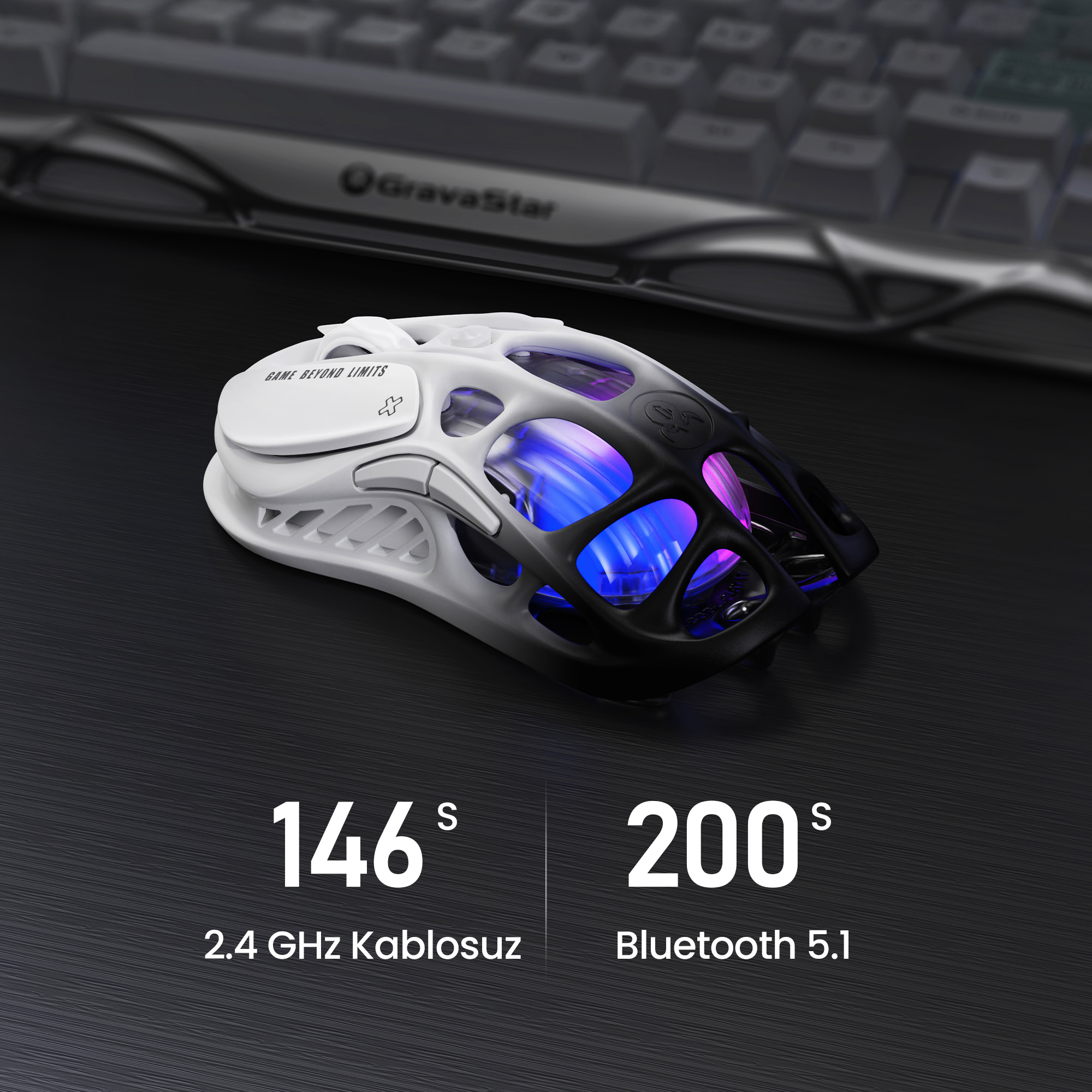 RGB aydınlatmalı beyaz ve siyah oyuncu faresi klavyenin yanında.