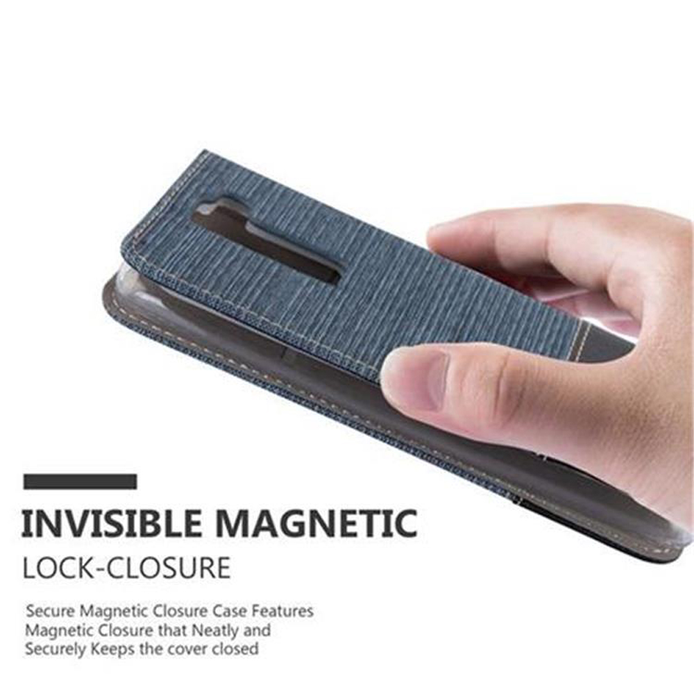 Una mano tiene una custodia blu per telefono con chiusura magnetica.