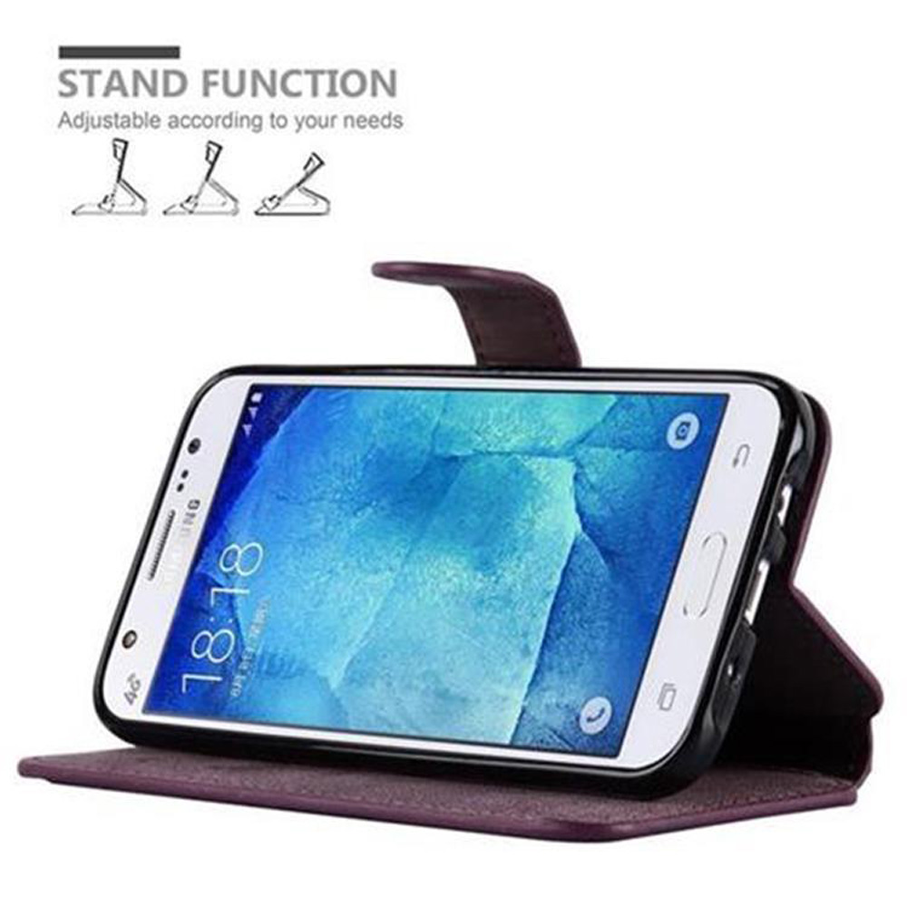 Un smartphone en una funda morada que actúa como soporte.