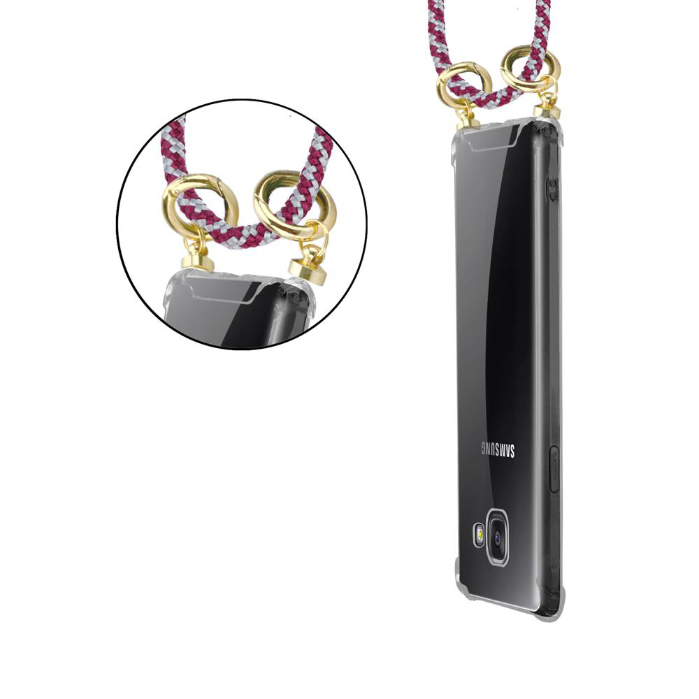 Funda transparente para teléfono con cordón y detalles dorados, primer plano.