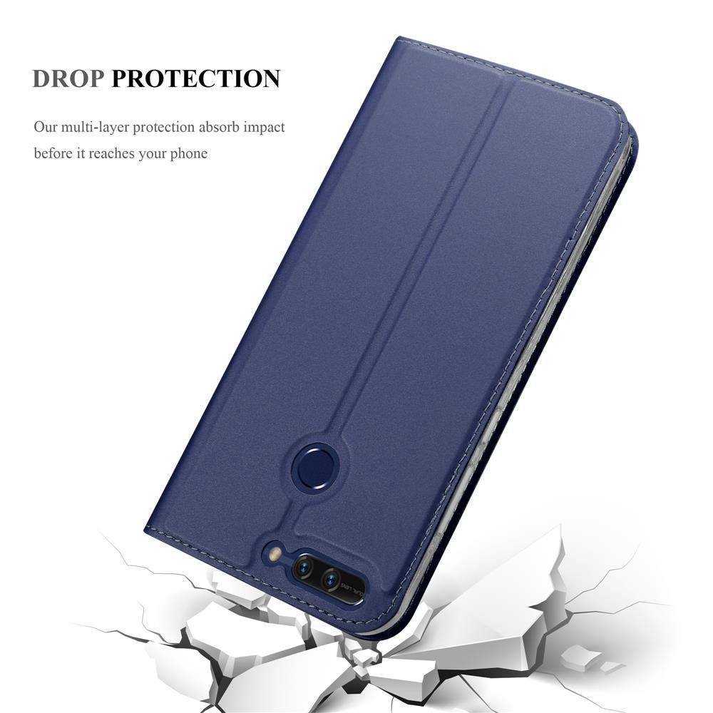 Custodia blu scuro per telefono che cade su terreno crepato.