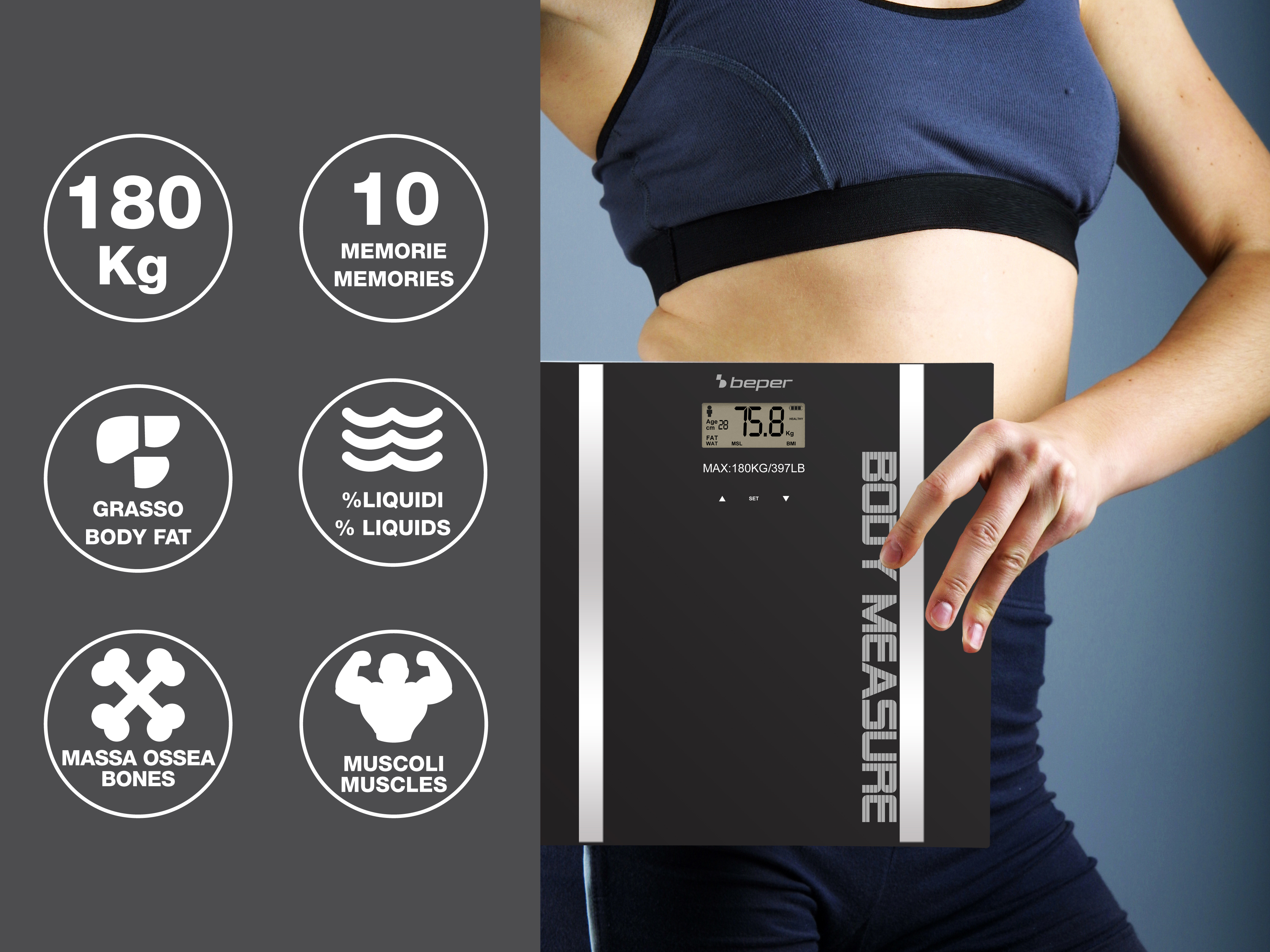 Osoba obok wagi łazienkowej z ikonami wagi, tłuszczu i płynów.