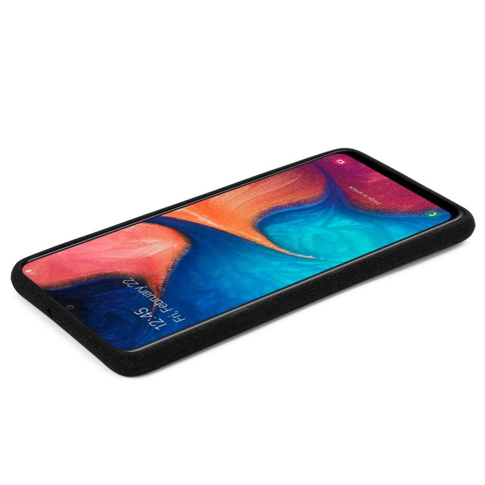Uno smartphone nero con schermo di blocco colorato poggia su sfondo bianco.