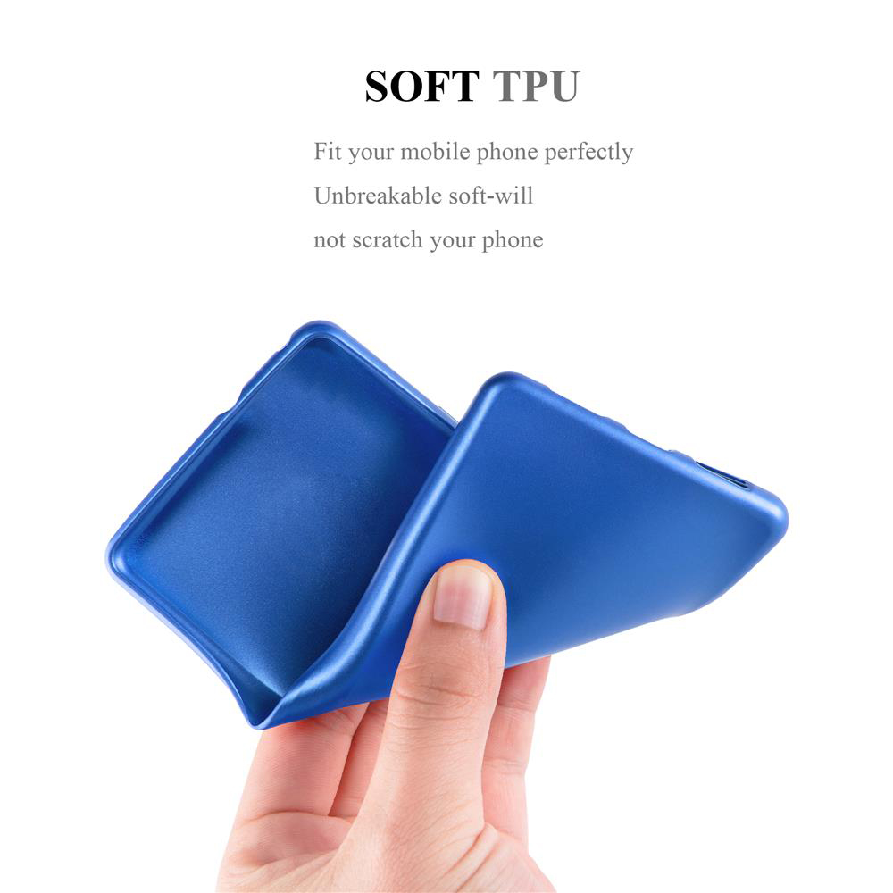 Una mano tiene una cover per telefono flessibile blu opaco su sfondo bianco.