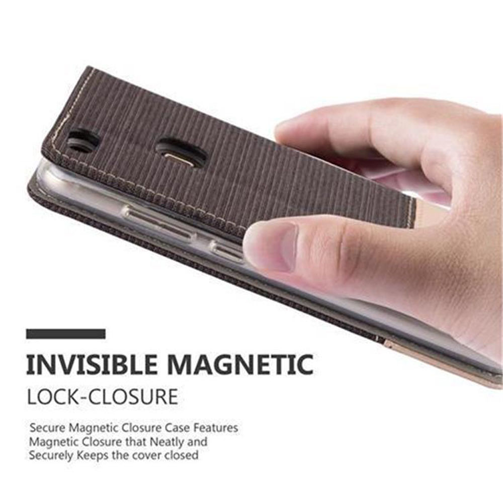 Una mano tiene una custodia per telefono marrone con chiusura magnetica.