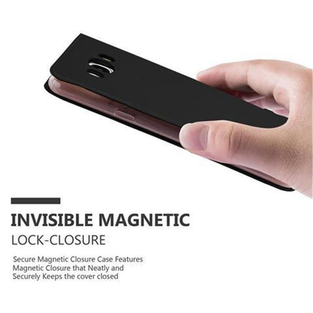 Telefono nero con chiusura magnetica tenuto da una mano.