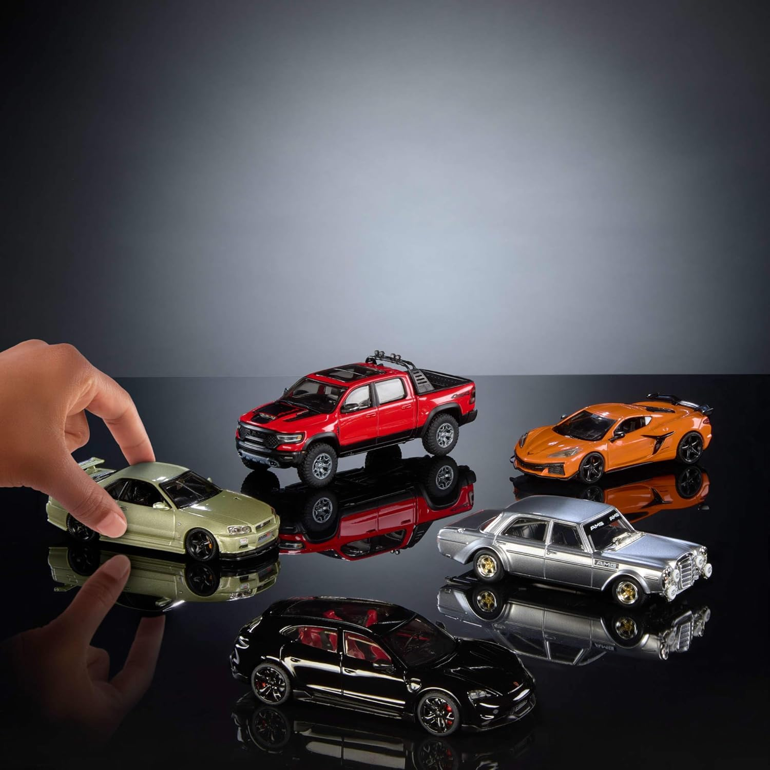 Fünf Spielzeugautos: ein grüner Sportwagen, ein roter Truck, ein silberner Oldtimer, ein schwarzer SUV und ein oranger Sportwagen.
