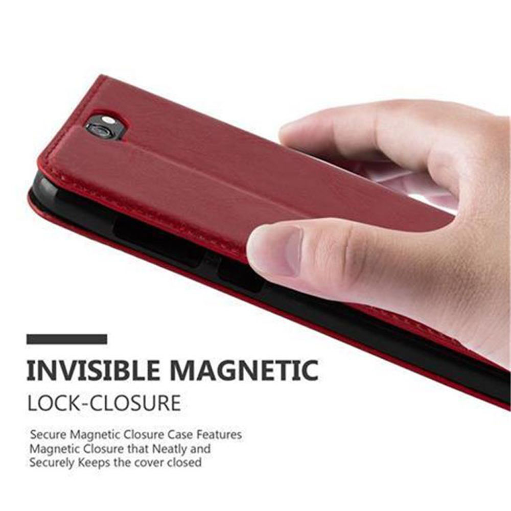Custodia rossa per telefono a libro con chiusura magnetica, tenuta da una mano.