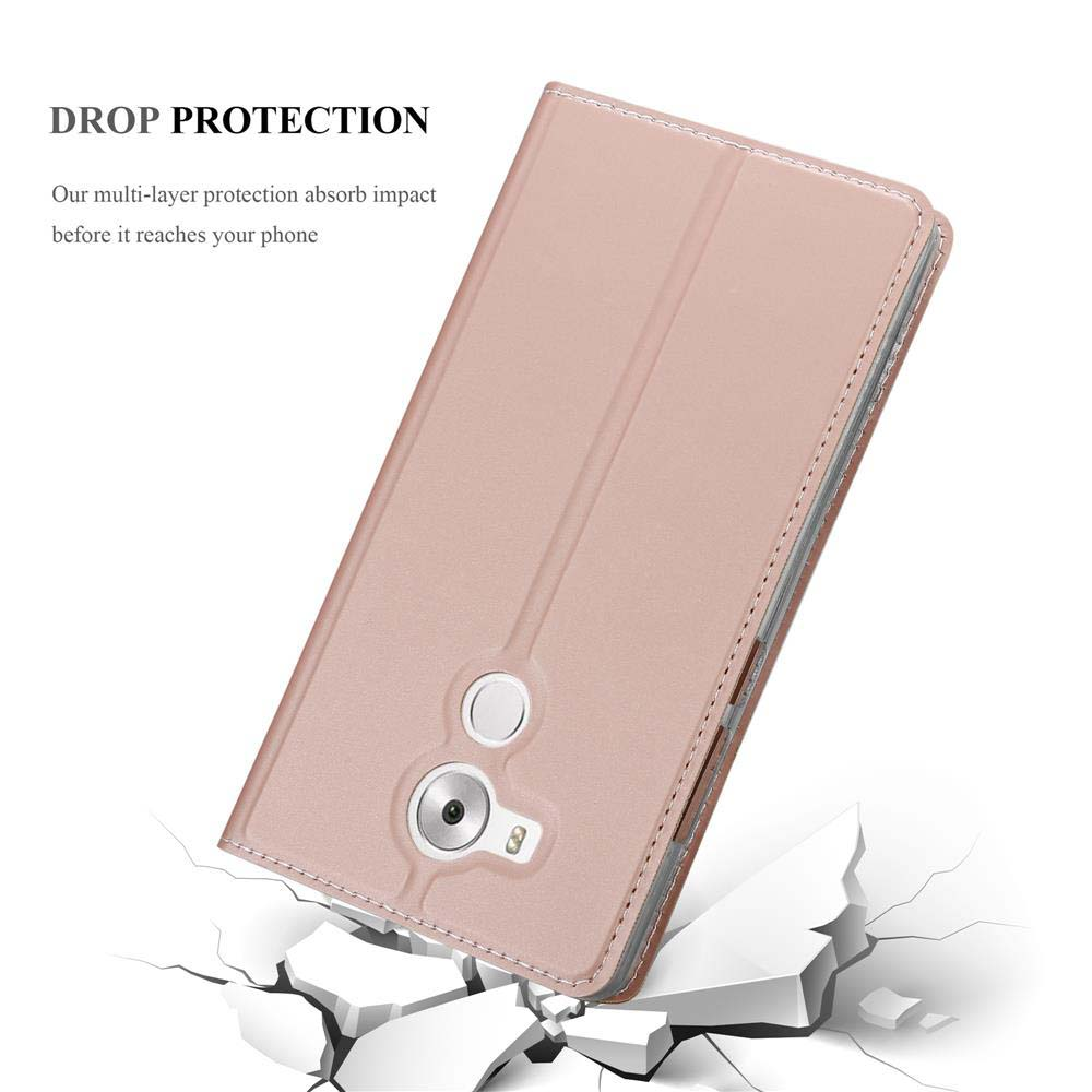 Una funda rosa para teléfono cae sobre bloques blancos agrietados.