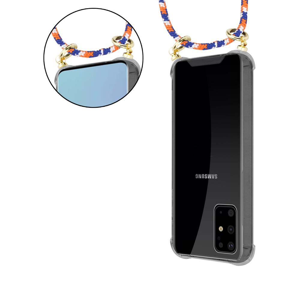 Custodia trasparente per telefono con laccetto blu, arancione e bianco attaccato ad anelli dorati.