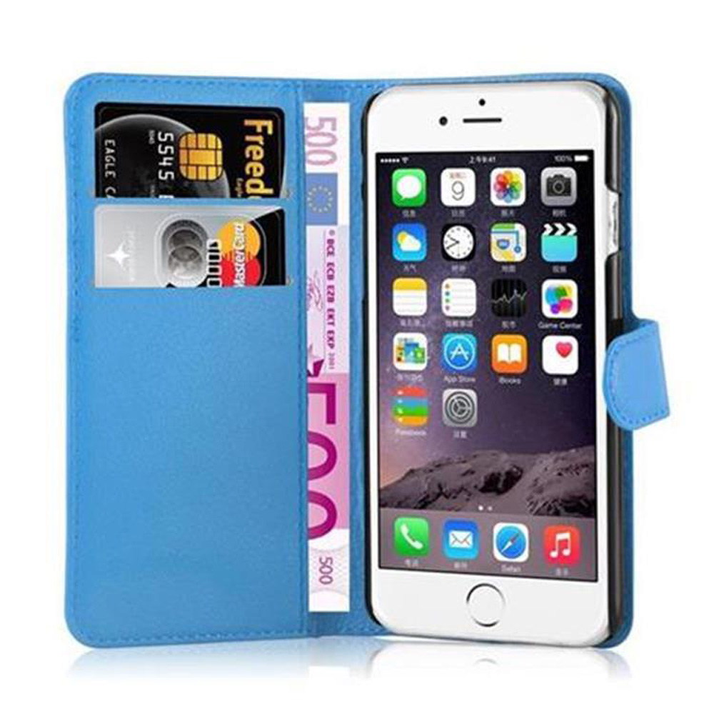 Una custodia a portafoglio blu con carte di credito e un iPhone 6 bianco.