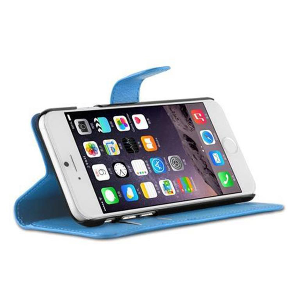 Uno smartphone bianco in una custodia blu con patta aperta, che mostra lo schermo.